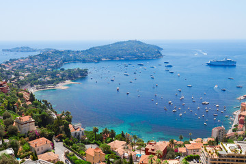 Naklejka premium krajobraz wybrzeża riwiery i turkusowych wód Morza Śródziemnego, Lazurowe Wybrzeże w słoneczny letni dzień, Francja