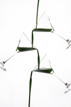 liquido,verde,versato su bicchiere da cocktail 
