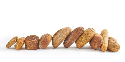 unterschiedliche Brotsorten nebeneinander liegend, isoliert