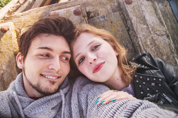 Pareja joven y enamorada pasando momentos felices juntos 