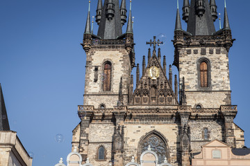 Obraz premium Teynkirchen Türme auf dem Altstädter Ring Prag Tscheschien
