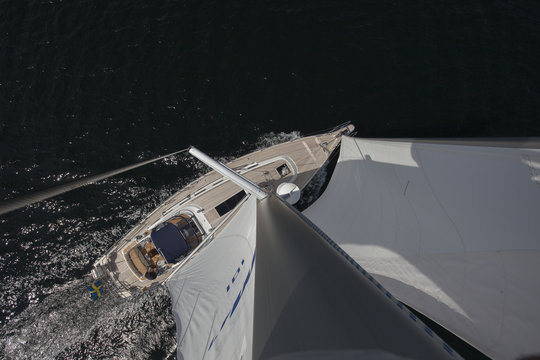 Yacht, segelnd, aus dem Mast fotografiert