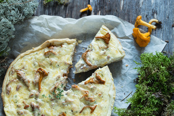 Cheese and chanterelles pie