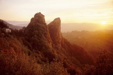 tramonto guglie di arenaria dei sassi di rocca malatina