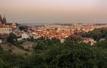 Fototapeta na wymiar Panoramablick auf Prag in der Abendsonne von Kloster Strahov Hügel