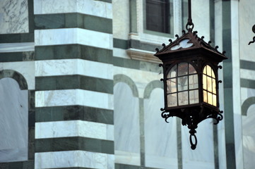Fototapeta na wymiar Florenz - Abendliche Laterne an der Kathedrale Santa Maria del Fiore