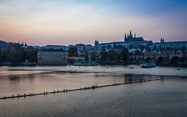Fototapeta na wymiar Prag Moldau Fluss und Karlsbrücke Blick auf Kleineseite bei Sonnenuntergang