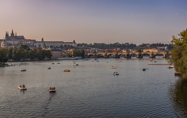 Prag Moldau Fluss und Touristen Boote Blick auf Kleineseite
