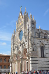 Fototapeta na wymiar façade de la cathédrale de sienne