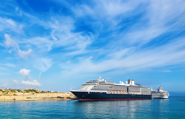 Fototapeta na wymiar passenger large cruise ship in port expects passengers in