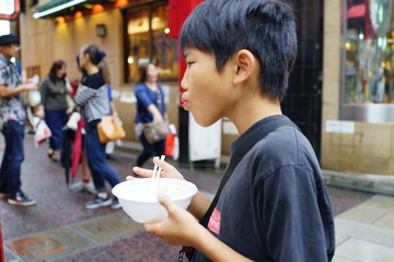 食べる少年　小籠包　中華街　食べ歩き　美味しい　幸せ　アジア人　小学生　箸