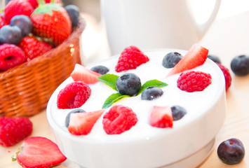 Yoghurt with fresh berries