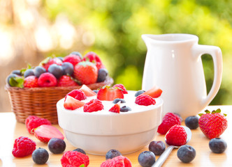 Yoghurt with fresh berries