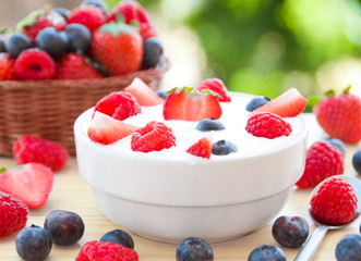 Yoghurt with fresh berries