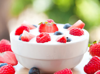 Yoghurt with fresh berries