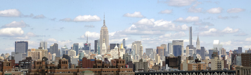 Fototapeta na wymiar Manhattan skyline from Brooklyn Bridge