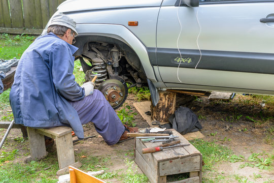 Senior mechanic repairing the front hub wheels.