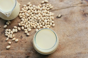 Obraz na płótnie Canvas white kidney bean with soy milk