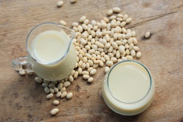 Obraz na płótnie Canvas white kidney bean with soy milk