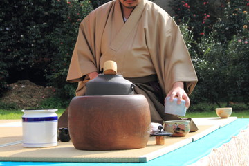 preparazione del té usanza giapponese