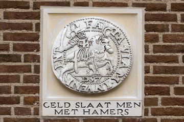 Geld slaat men met hamers