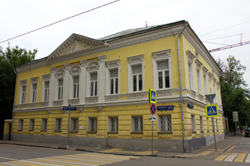 Old yellow mansion in the center of Moscow, Goncharnaya street 27/6