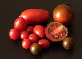 varietà di pomodori su sfondo nero