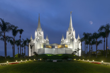 Naklejka premium San Diego California Temple at night in San Diego, California