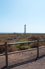 Fuerteventura, Isole Canarie: la staccionata di legno e il faro di Morro Jable, il più alto delle Canarie, inaugurato nel 1991, il 7 settembre 2016