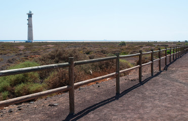 Fuerteventura, Isole Canarie: la staccionata di legno e il faro di Morro Jable, il più alto delle...