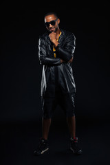 Obraz premium Stylish afro american man looking at camera and posing