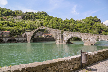 Fototapeta premium Provin Lucca, Barga, Teufelsbrücke, Italien, Toscana, Urlaub, Reisen,Sehenswürdigkeiten, Brücke, Fluß, Rundreise, Sehenswert, Baudenkmäler