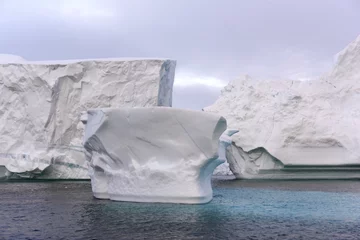 Verduisterende gordijnen Gletsjers ijsbergen smelten in de Noordelijke IJszee in Groenland. Klimaatverandering.