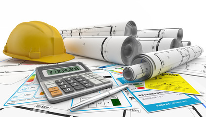 Planos enrollados para la construcción de una casa junto a un casco de protección, una calculadora y etiquetas de eficiencia energética.