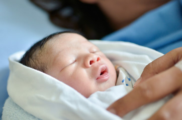 Obraz na płótnie Canvas Asian mother with newborn baby in the hospital