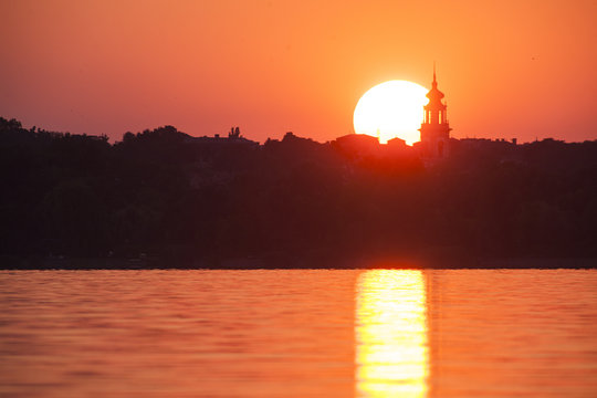Sonnenuntergang über dem Balaton, mit Kirche