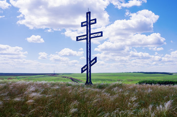 Obraz premium Worship cross in the steppe. Drilling rig on the horizon