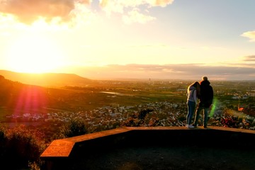 Junges Pärchen im Sonnenuntergang
