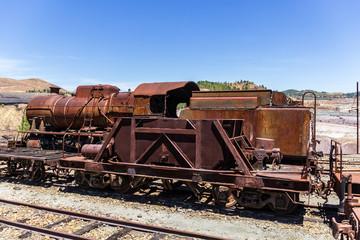 Fototapeta na wymiar Antigua locomotora a vapor Oxidada