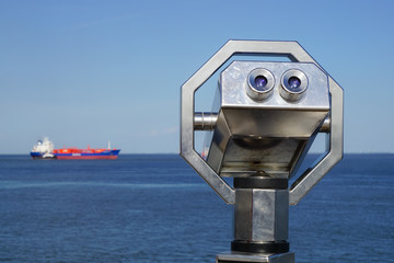 Münzfernrohr mit Aussicht auf die Nordsee und die dort verkehrenden Schiffe bei Cuxhaven