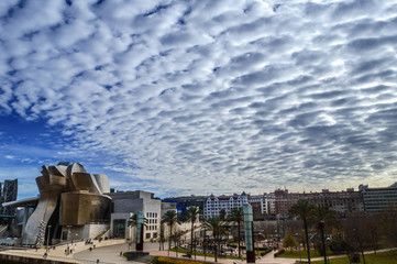 Nubes sobre el museo Guggenheim de Bilbao