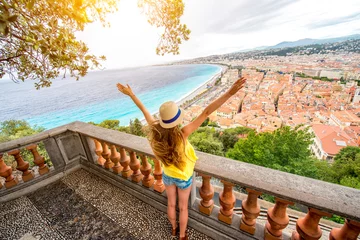 Fotobehang Nice Jonge vrouwelijke reiziger genieten van geweldig uitzicht op de stad Nice in Frankrijk