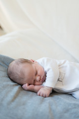 Neugeborenes Baby schläft zufrieden auf Decke