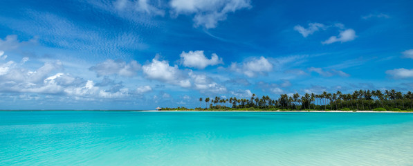 Fototapeta na wymiar Perfect tropical island paradise beach Maldives, panorama format