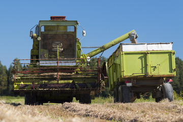 Obraz premium Old harvester on the field