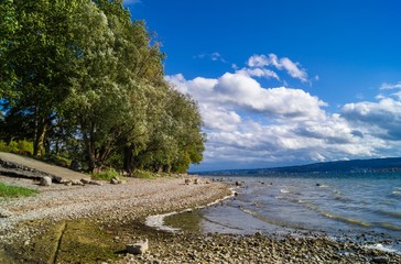 Herbstsonne am Bodensee mit Windsurfern auf dem See und Sonnenschein
