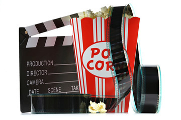 Popkorntüte mit Filmklappe und Filmstreifen isoliert auf weißem Hintergrund