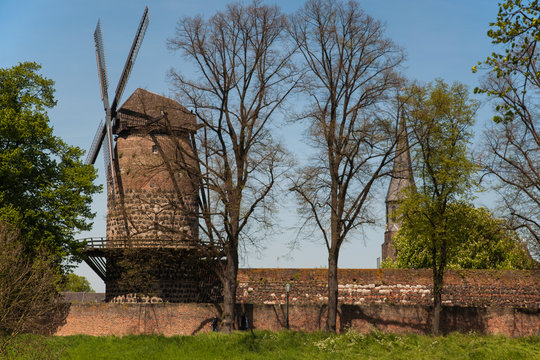 Windm&uuml;hle, stadtmauer und Sankt Martinuskirche  in Zons am Rhein