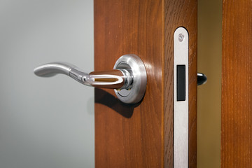 Obraz premium Wooden open door and handle