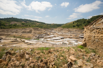 Valle salado de Añana tras una tapia derruida